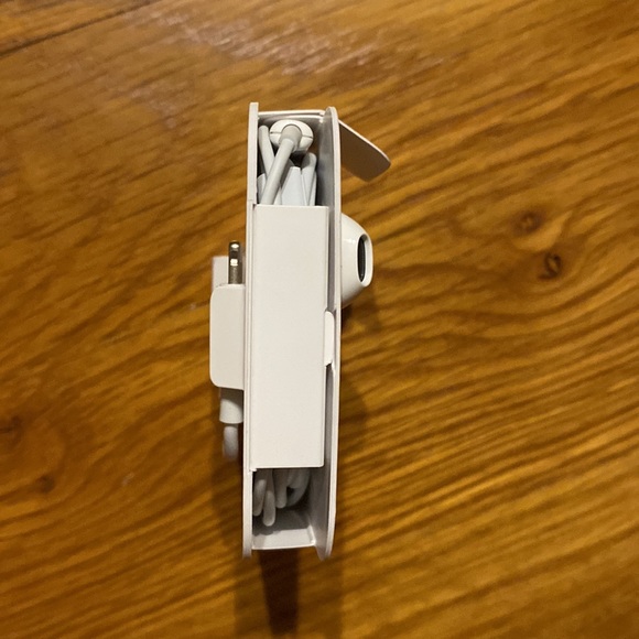 Apple Wired EarPods with 3.5 mm Headphone Jack Adapter - Picture 10 of 11